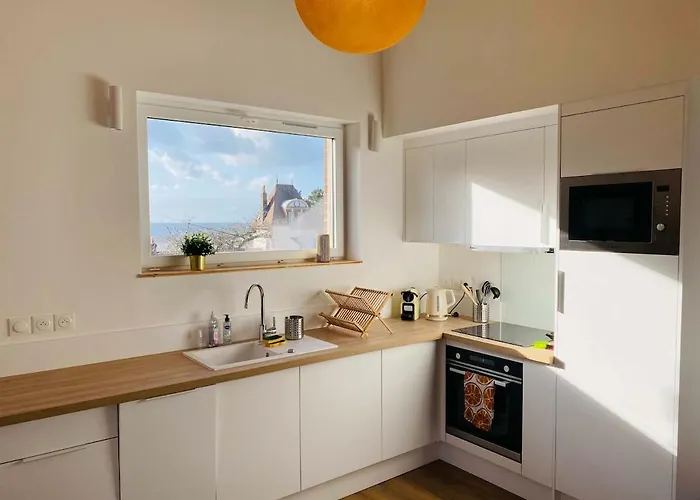 A 2 Pas De La Mer, 2 Bedrooms, Sea View, Parking Houlgate