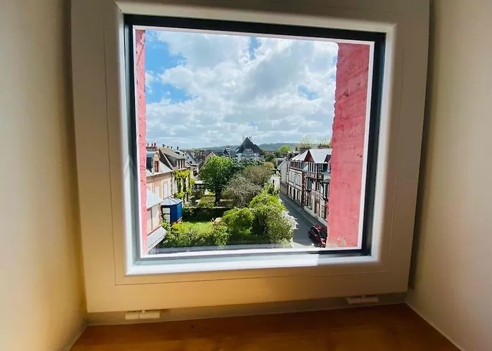 A 2 Pas De La Mer, 2 Bedrooms, Sea View, Parking Houlgate